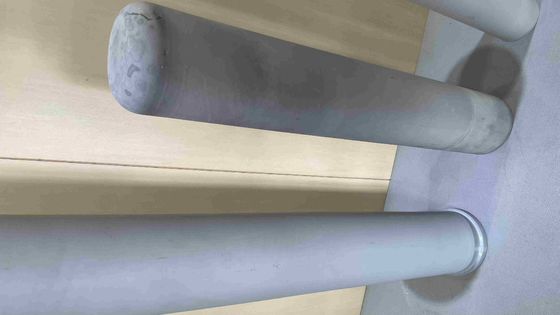 Tubes de protection en céramique au nitrure de silicium à haute pureté noir gris résistance diélectrique utilisées dans le liquide acide alcalin