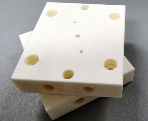 400 MPa Résistance à la flexion Al2O3 céramique 1014 Ω·cm Résistance au volume 20 KV/mm Voltage de rupture