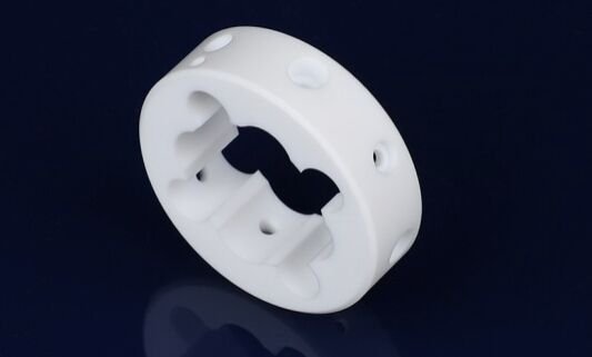 La machinabilité peut être usinée avec des outils standard ou un tube céramique Macor fournissant une stabilité thermique et une isolation électrique